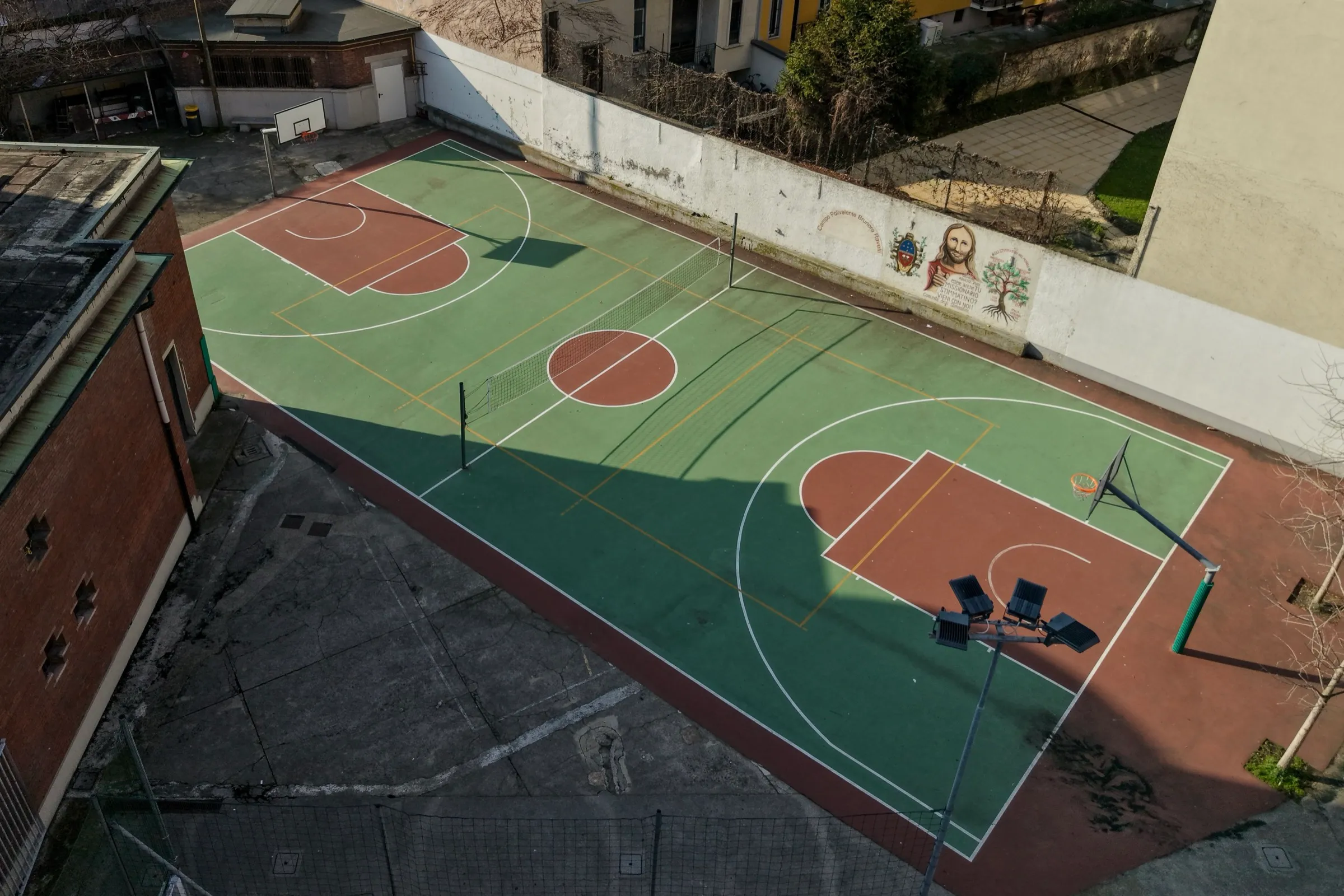Campo da basket regolamentare della residenza studenti Città Studi visto dall'alto