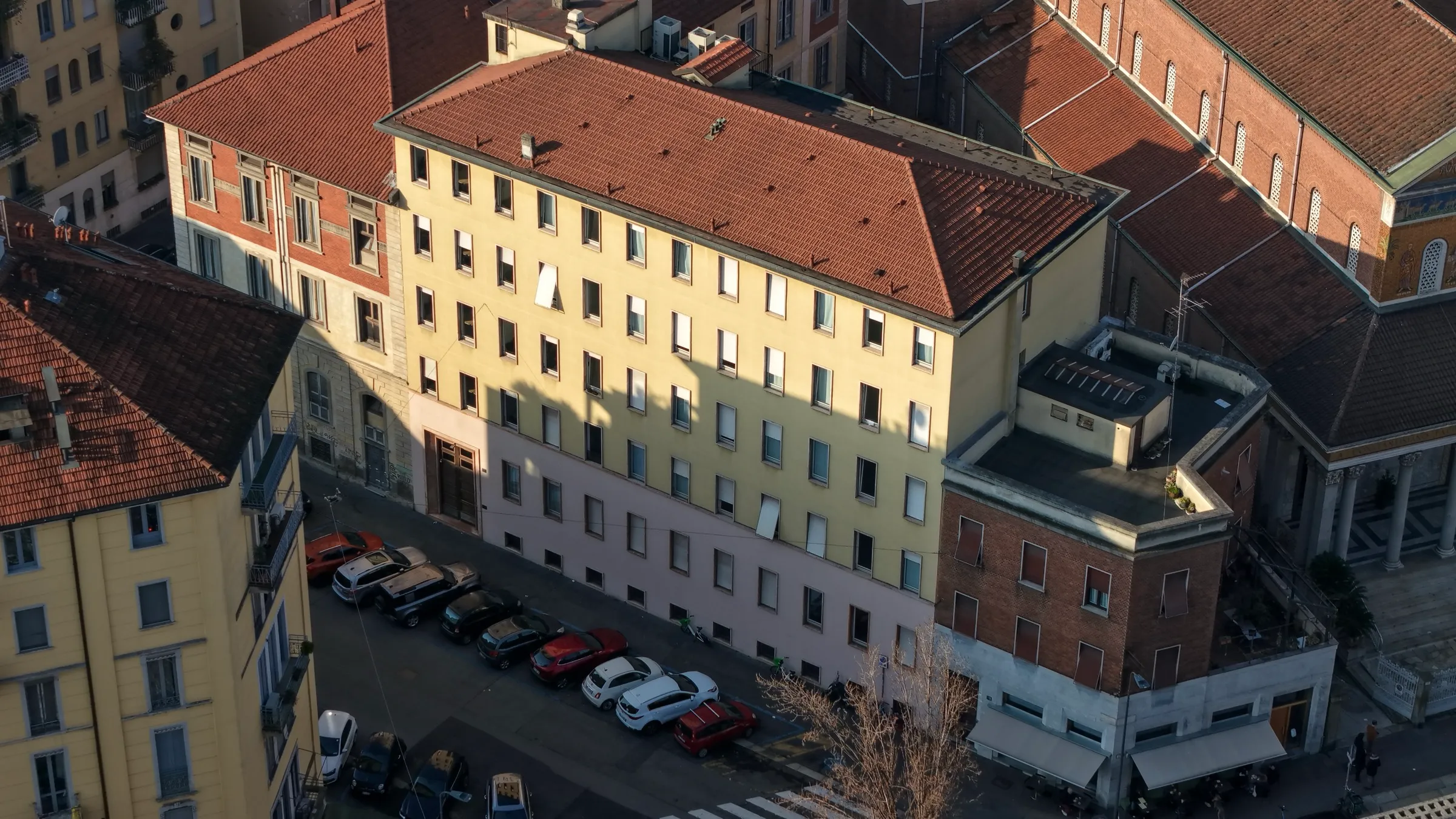 Vista aerea della facciata del Pensionato Universitario Bertoni nella zona Città Studi a Milano