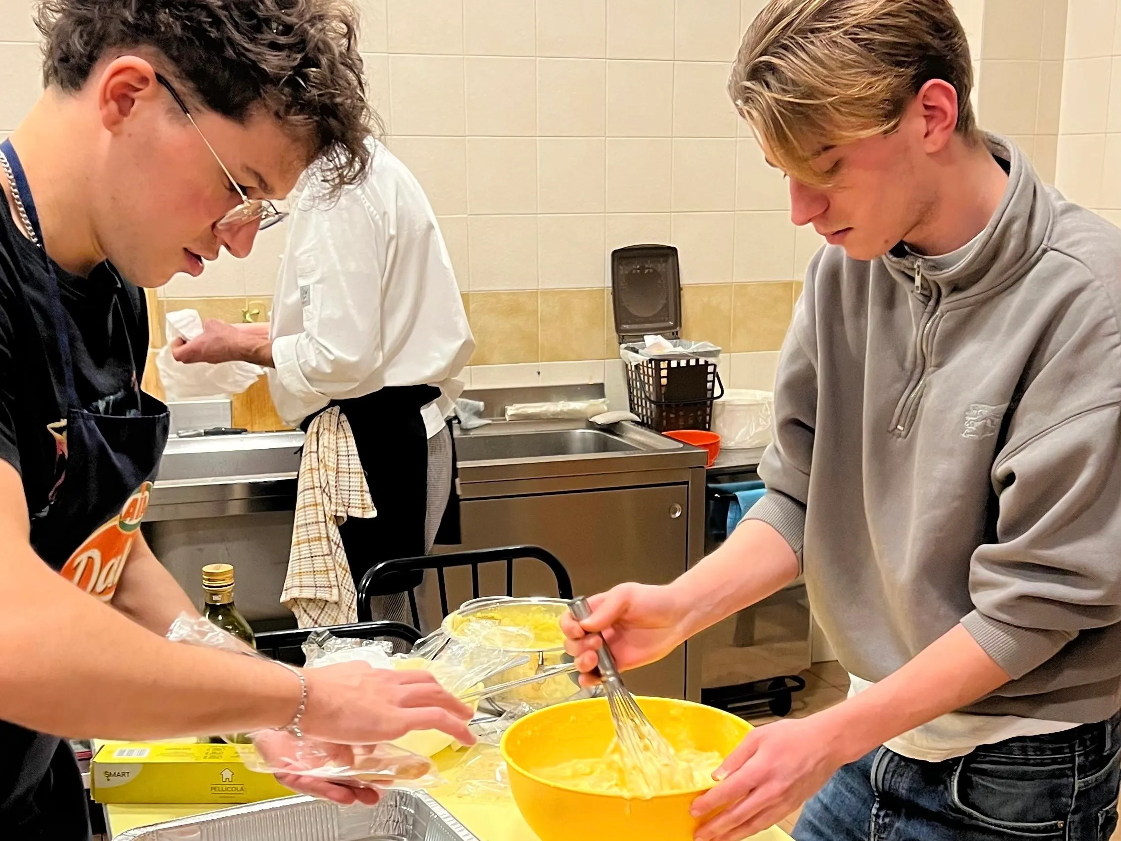 Comunità studentesca del Pensionato Bertoni riunita per il pranzo di Natale 2025