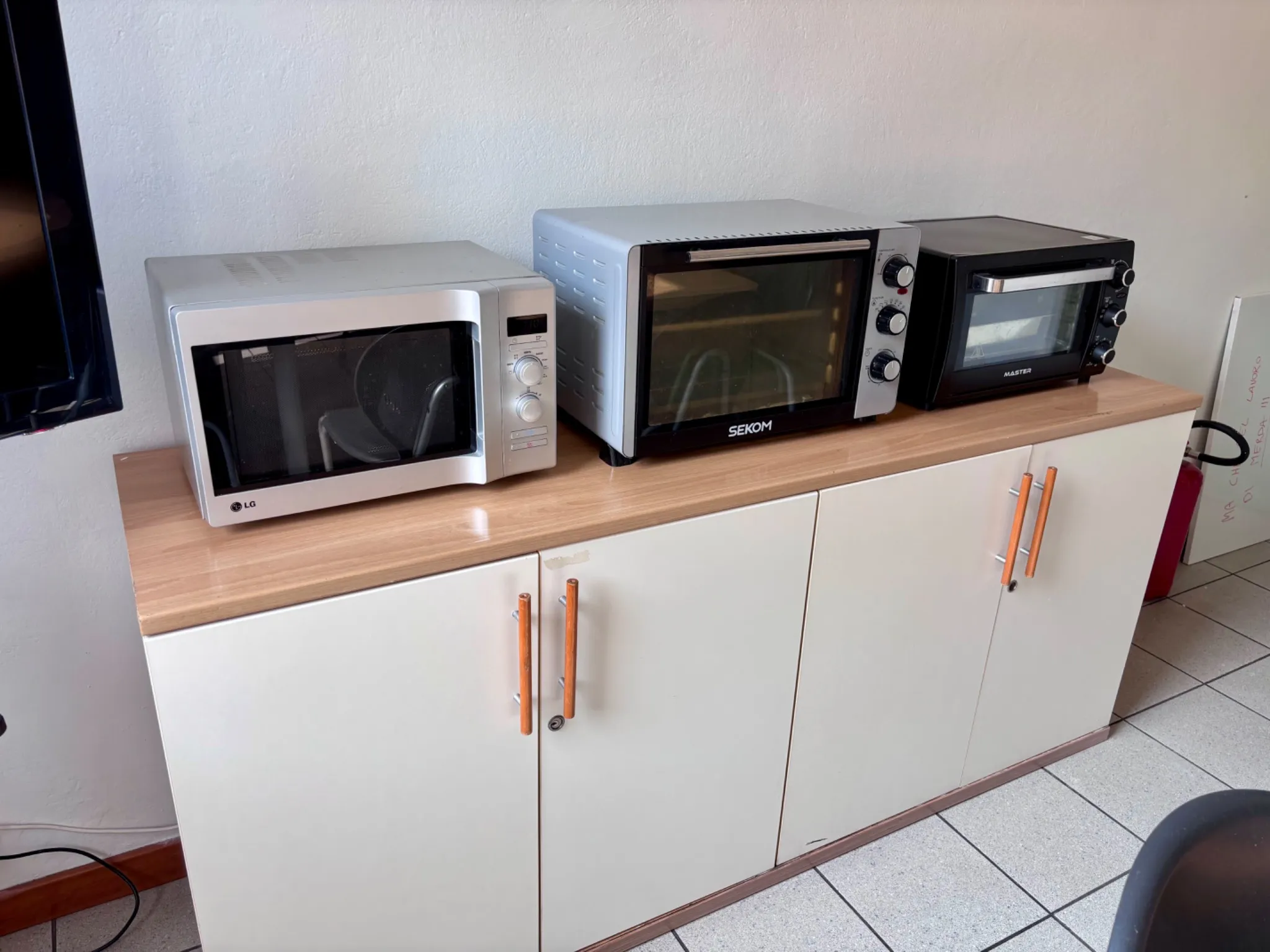 Microonde e forni su mobile della cucina studenti al Pensionato Bertoni