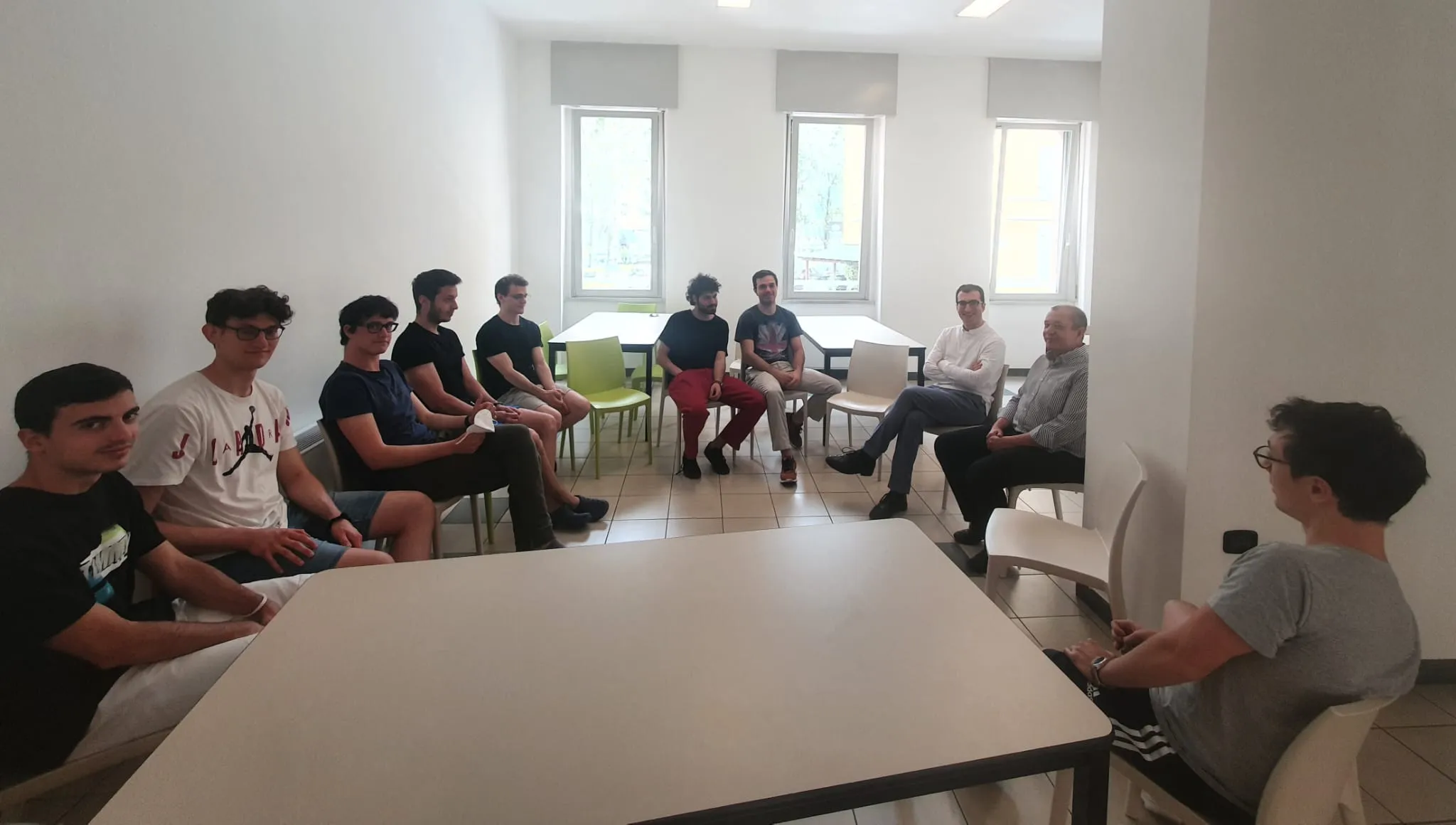 Padre Rubens incontra gli studenti del Pensionato Bertoni nella sala comune della residenza