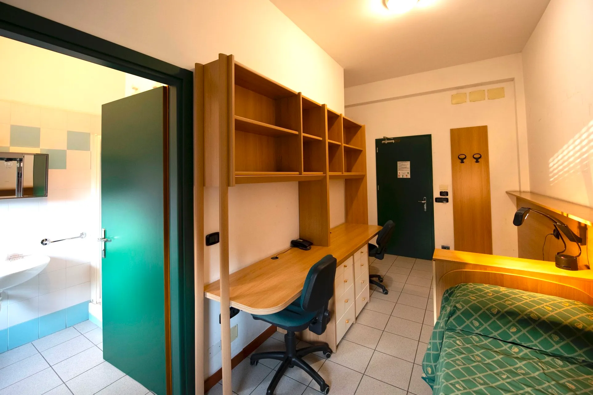 Camera singola con scrivania, bagno privato e letto nel pensionato universitario