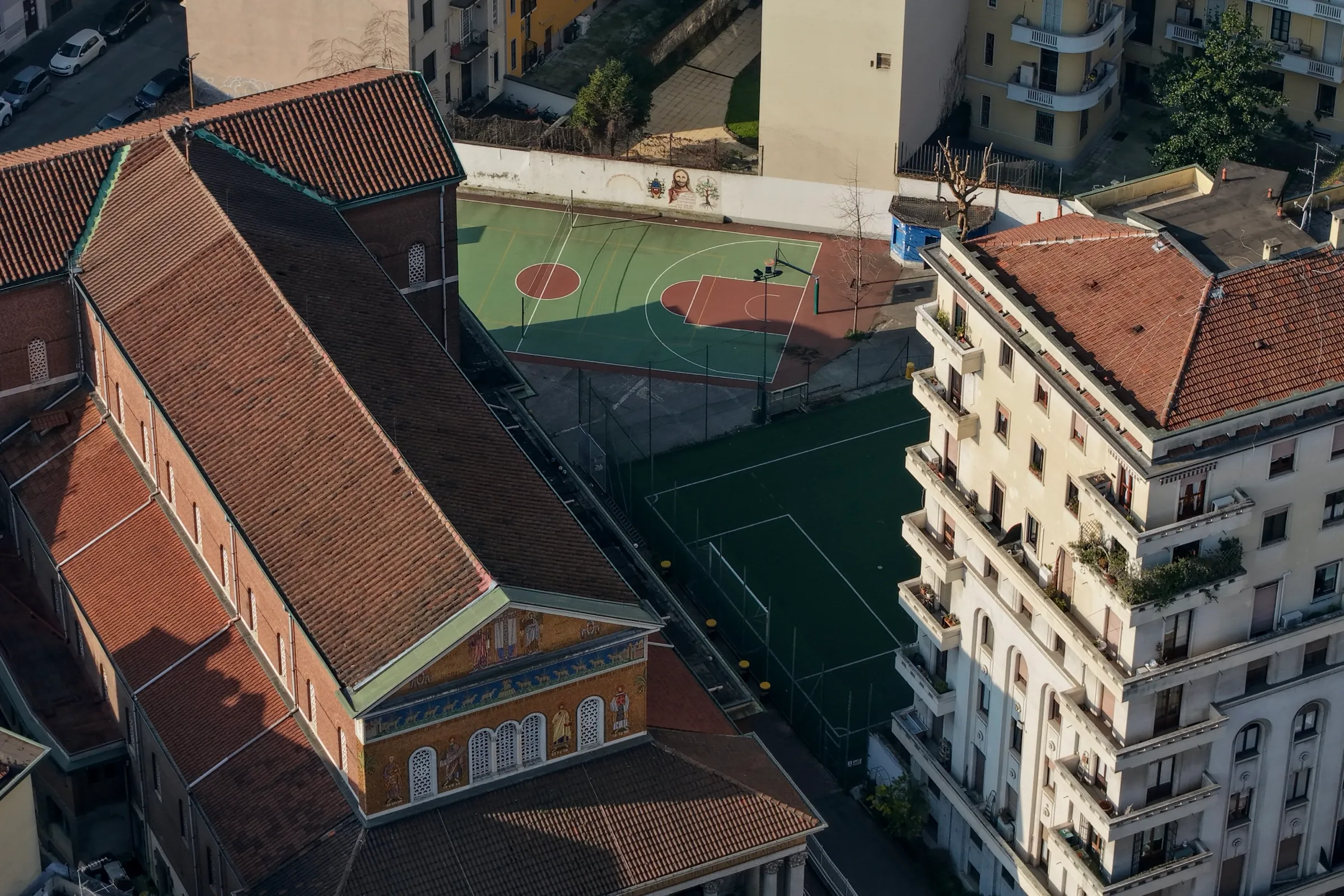 Impianti sportivi della residenza universitaria con la chiesa sullo sfondo