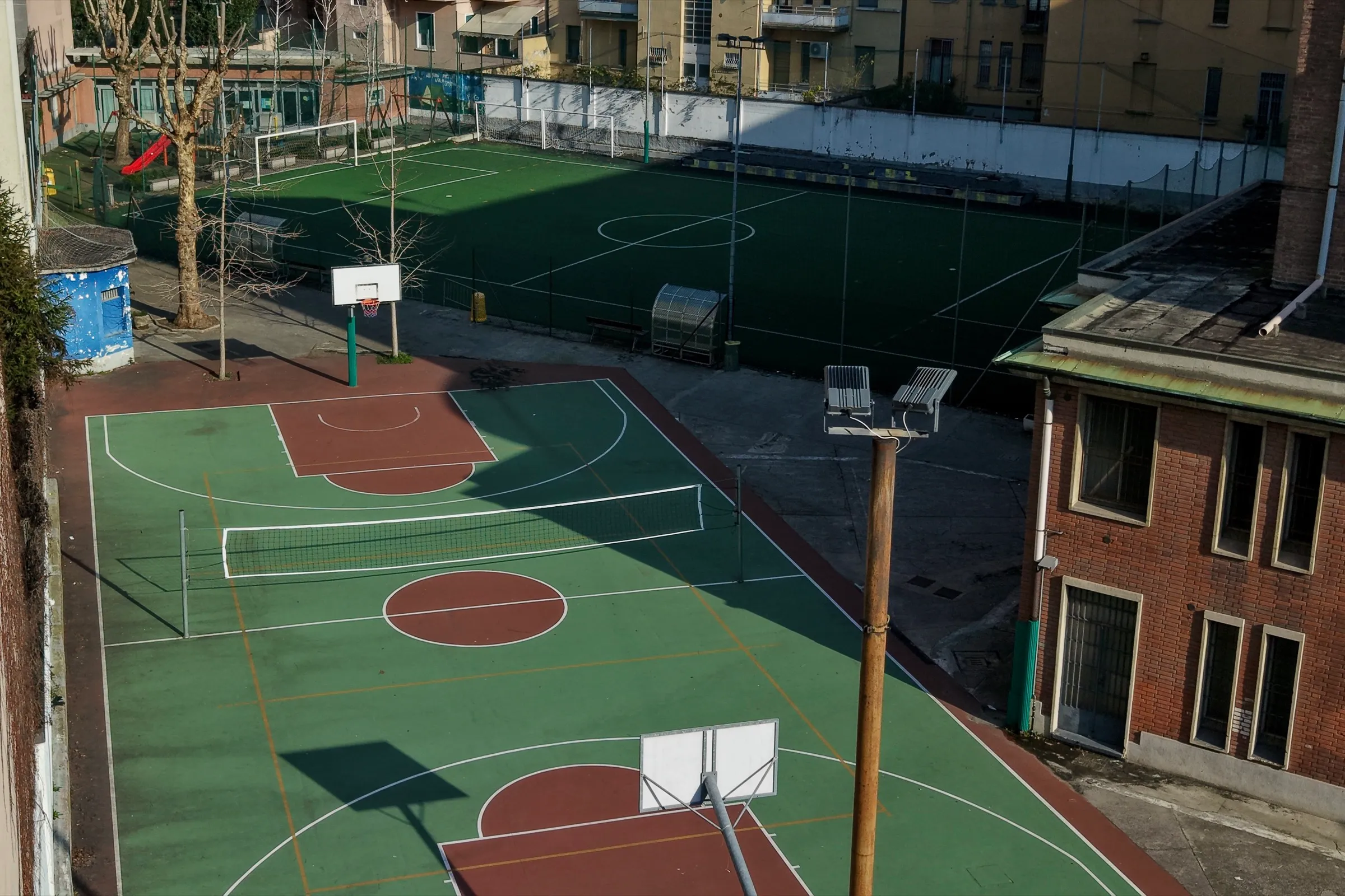 Vista panoramica dei campi sportivi della residenza studenti con campo da calcio e basket
