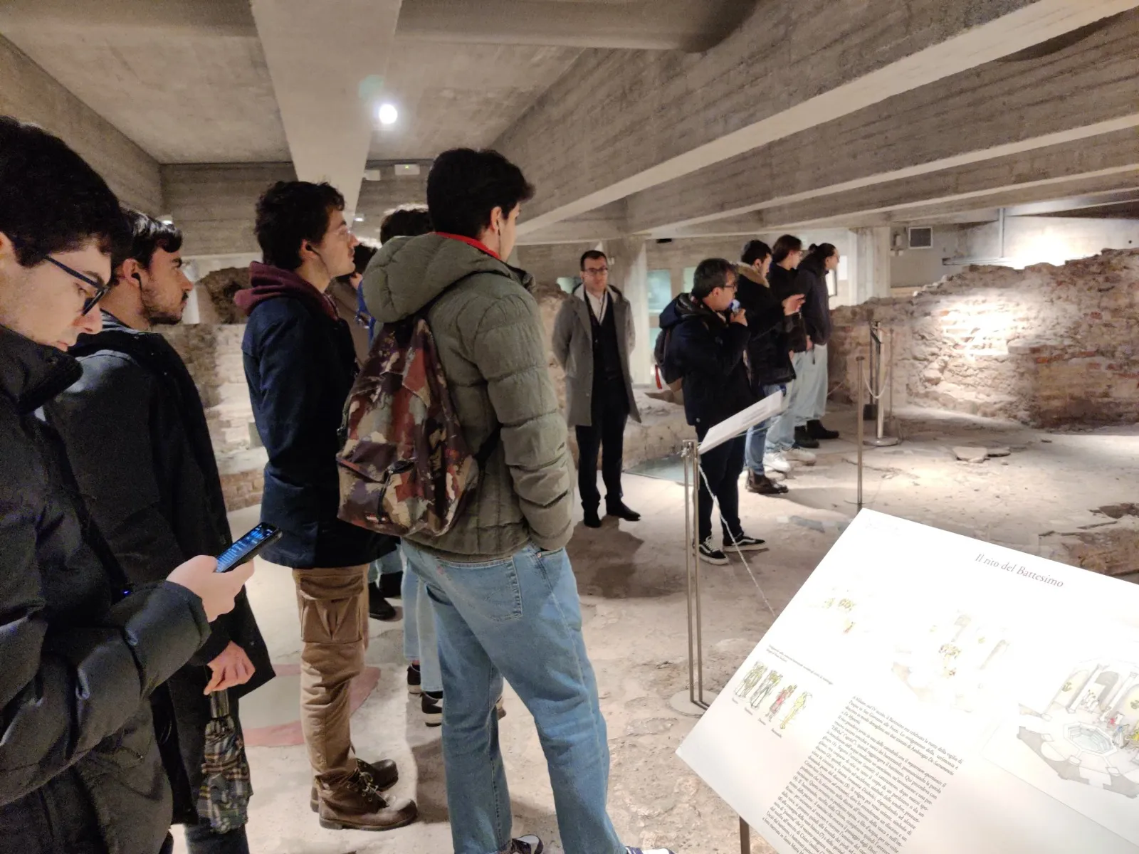 Studenti del Pensionato Bertoni visitano l'area archeologica del Battistero sotto il Duomo di Milano